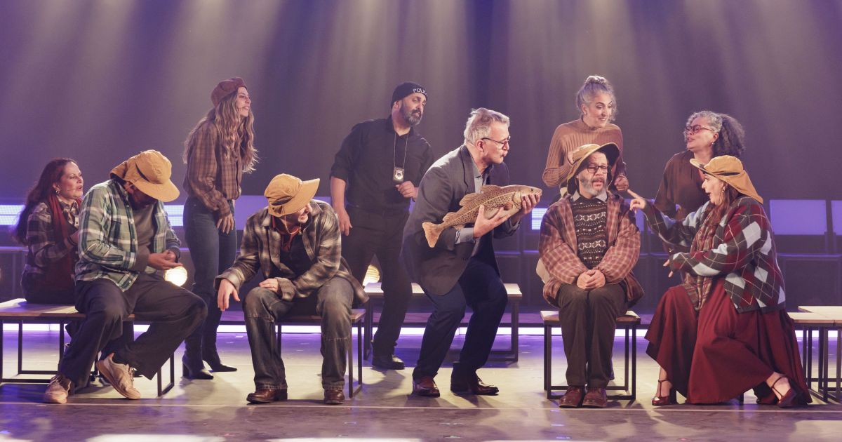 “Vindos de Longe”: adaptação da Broadway está em cartaz em SP