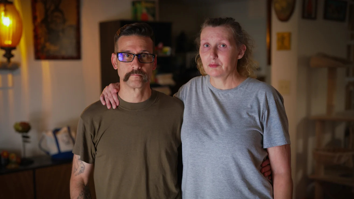Os pais de Naomi Greer, Joshua Wilkinson e Artemis Greer, querem saber por que a X2 pôde continuar em operação após anos de relatos de ferimentos • Rory Ward/CNN