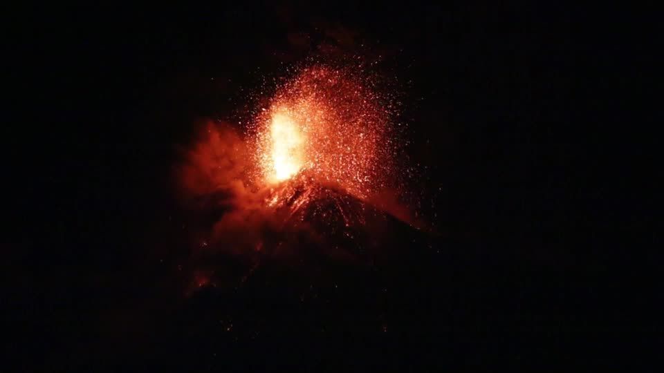 Vídeo: Vulcão entra em erupção na Guatemala e força retirada de moradores