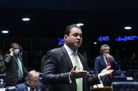 Defesa de senador aciona o STF e pede apuração de foto na piscina vazada