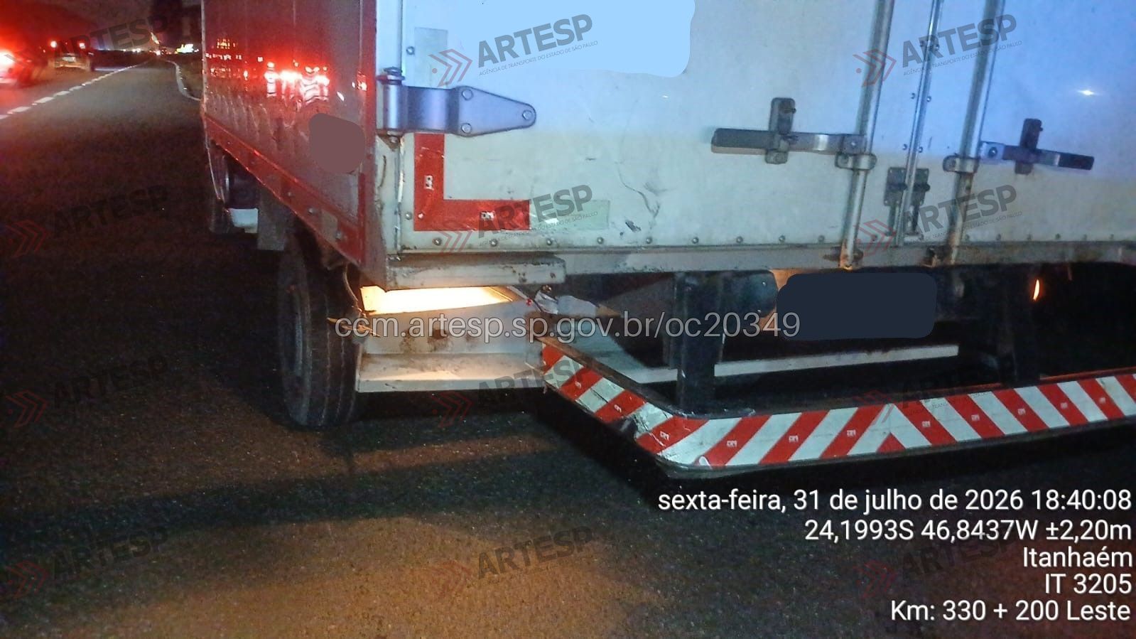 Caminhão que colidiu com o carro • Artesp