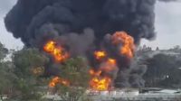 Imagem vinculada ao feed original: Combate a incêndio em fábrica de solventes em SP ultrapassa 16 horas