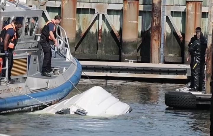 Barco ilegal vira próximo à Estátua da Liberdade e mata mãe e filha nos EUA