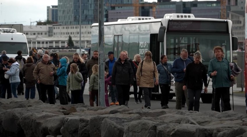 Pessoas se reúnem para observar o eclipse solar em Reykjavik, na Islândia • Reuters