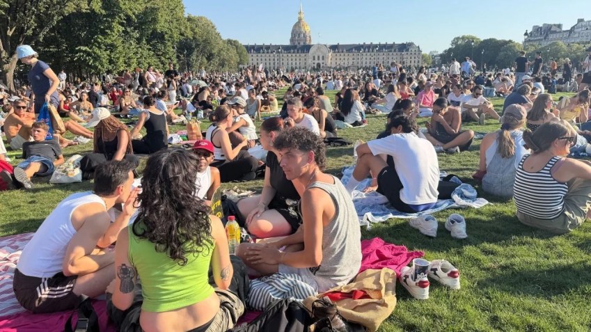 Pessoas se reúnem em Paris para observar um eclipse solar parcial no centro de Paris • CNN