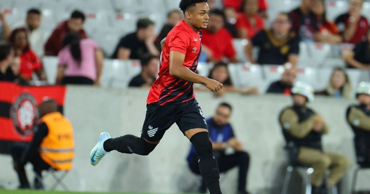 Athletico-PR se pronuncia após condenação de Léo Derik por estupro