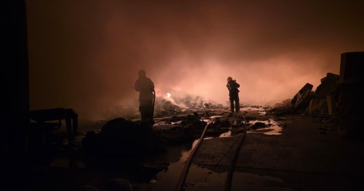 Incêndio de grandes proporções atinge galpão de materiais recicláveis em BH