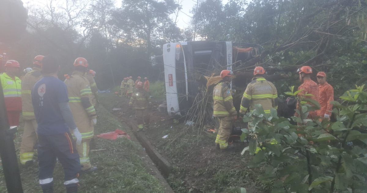 Acidente com ônibus deixa oito pessoas mortas na região serrana do RJ