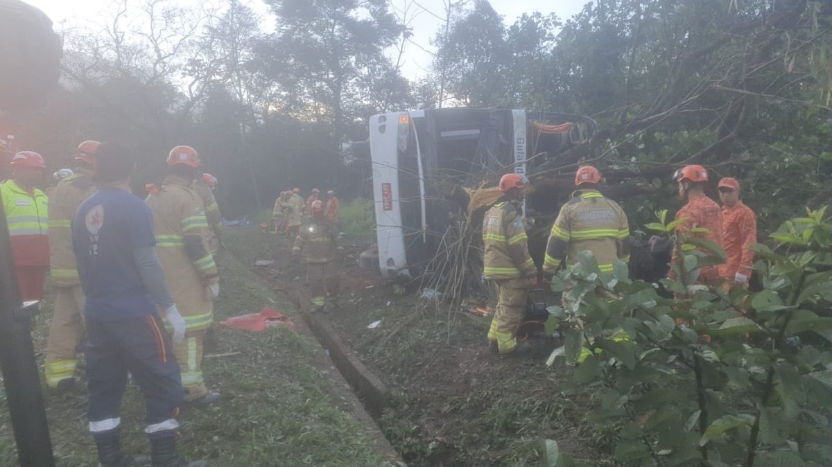 Acidente com ônibus deixa oito pessoas mortas na região serrana do RJ