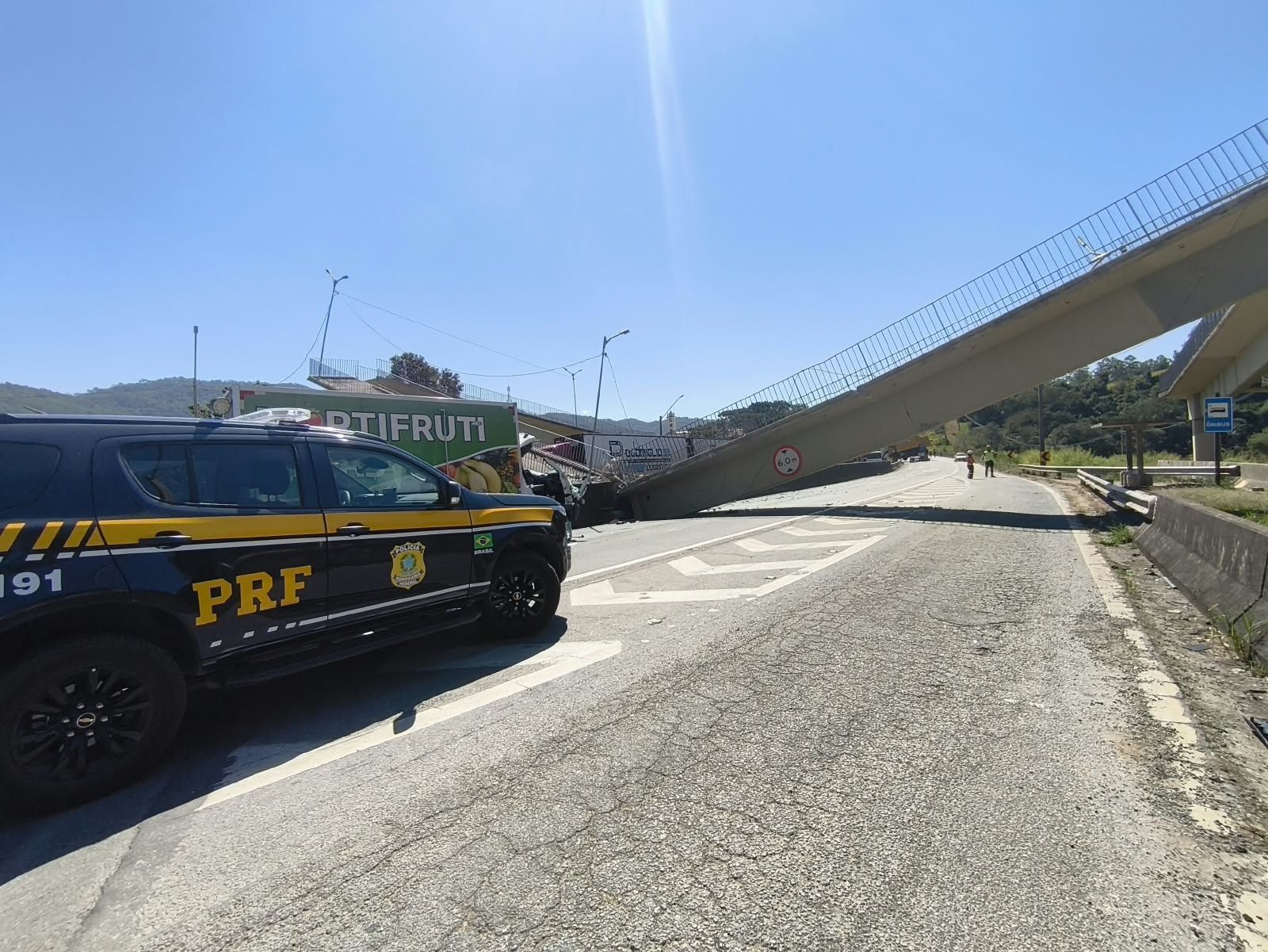 Pistas estão interditas em ambos sentidos • Divulgação/PRF
