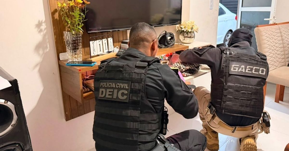 Image for Policial é preso suspeito de ajudar entrada de celulares em presídio baiano