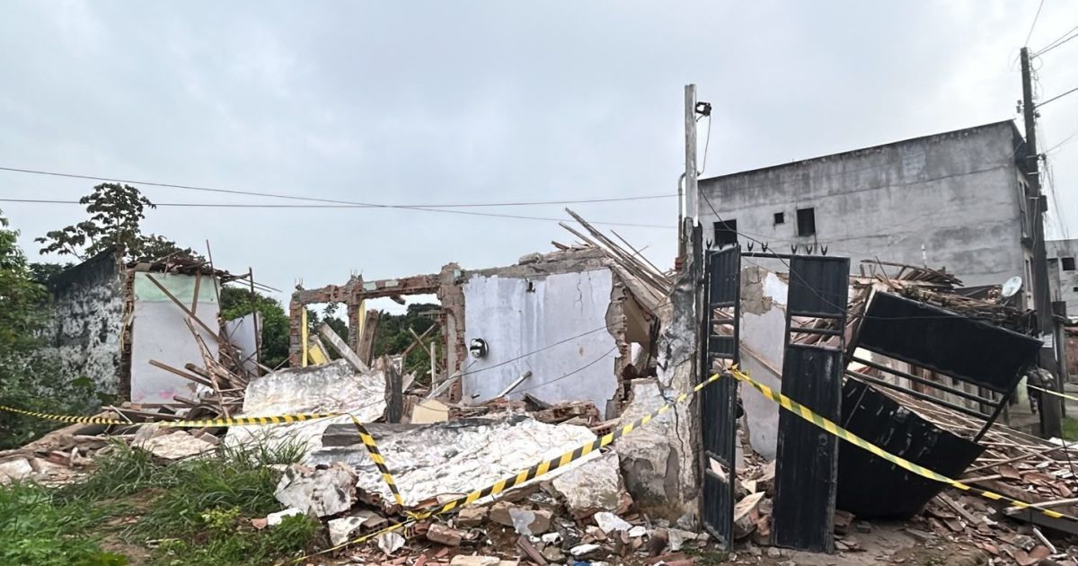 Duas casas desabam e ao menos três ficam feridos após explosão na Bahia