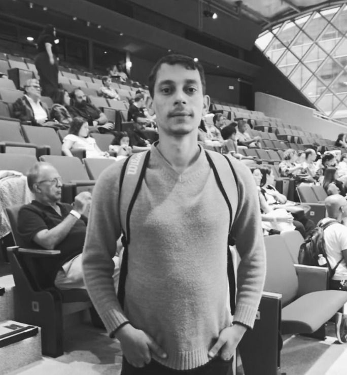 O ciclista Cláudio Rafael Landeiro foi cercado e agredido por três homens em Copacabana. • Reprodução - Redes Sociais