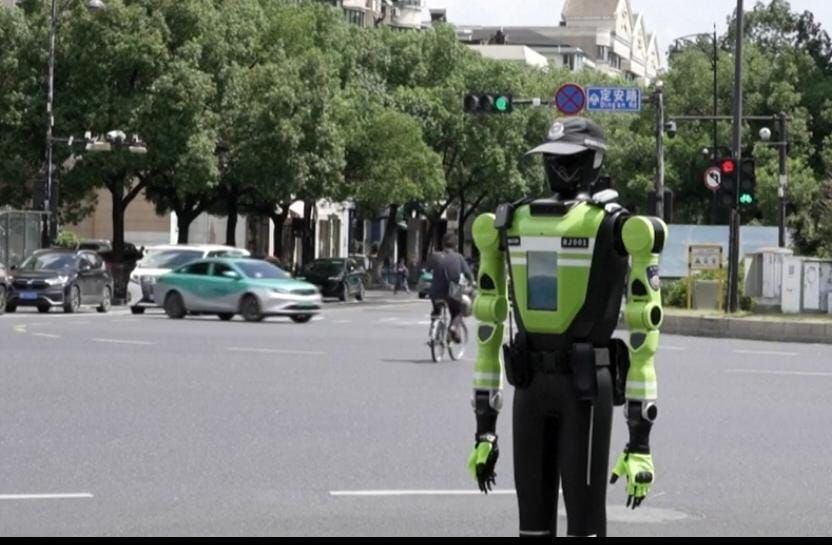 China tentará controlar o trânsito caótico com robôs humanoides