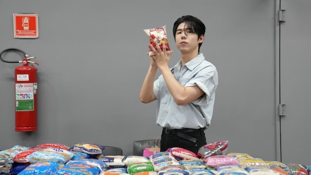 Gaho posa com as doações arrecadados em seu Fanmeeting beneficente. • JIJEONG HONG