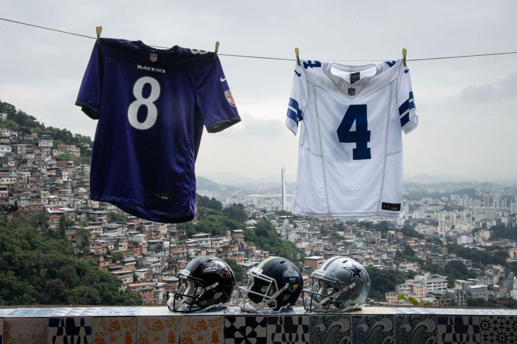Uniformes dos times Dallas Cowboys e o Baltimore Ravens