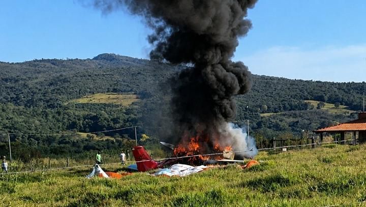 Veja momento em que avião faz pouso de emergência com paraquedas em MG