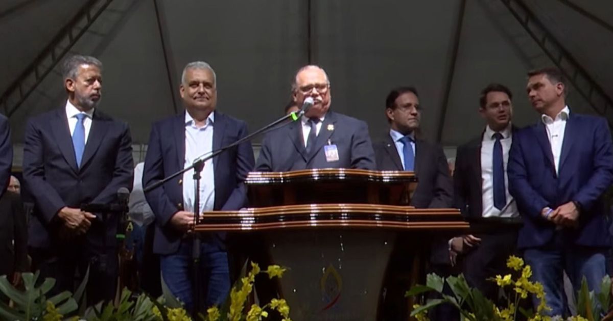 Lira encontra Flávio em culto em Maceió após ausência em carreata