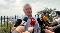 De colete à prova de balas, Caiado reforça críticas à segurança pública