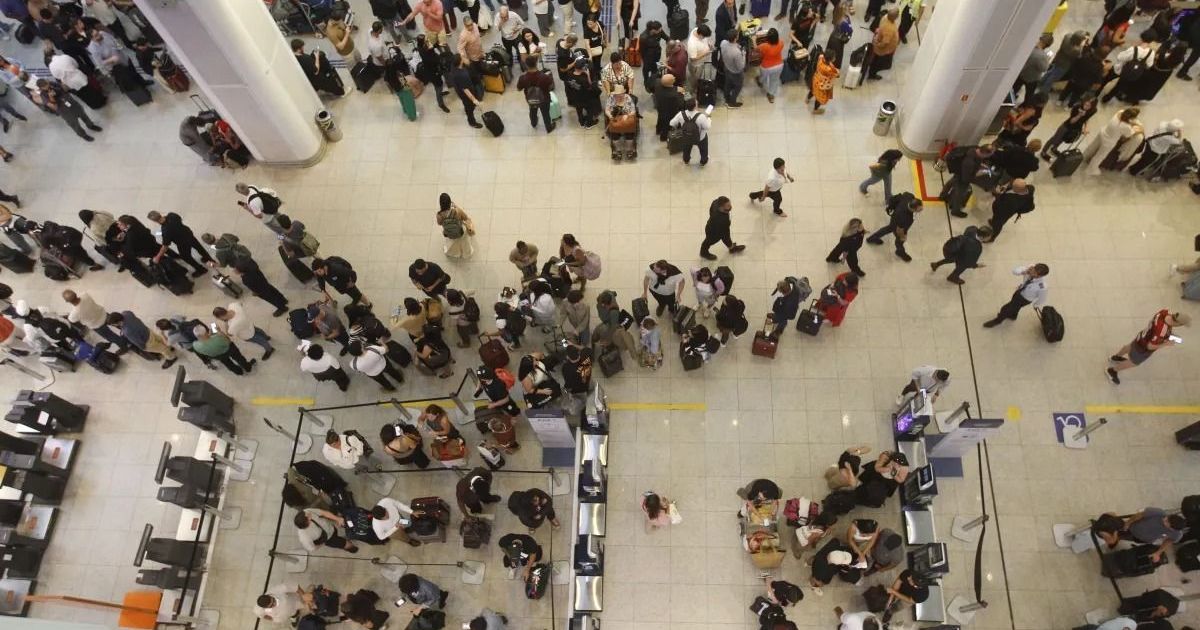 Pista do Aeroporto Santos Dumont é liberada após avião apresentar falha no trem de pouso e perda de controle durante a aterrissagem