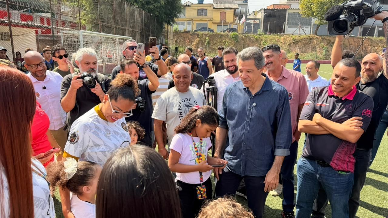 Fernando Haddad (PT) durante campanha em Itaquera, na zona leste de São Paulo • Vinícius Murad | CNN