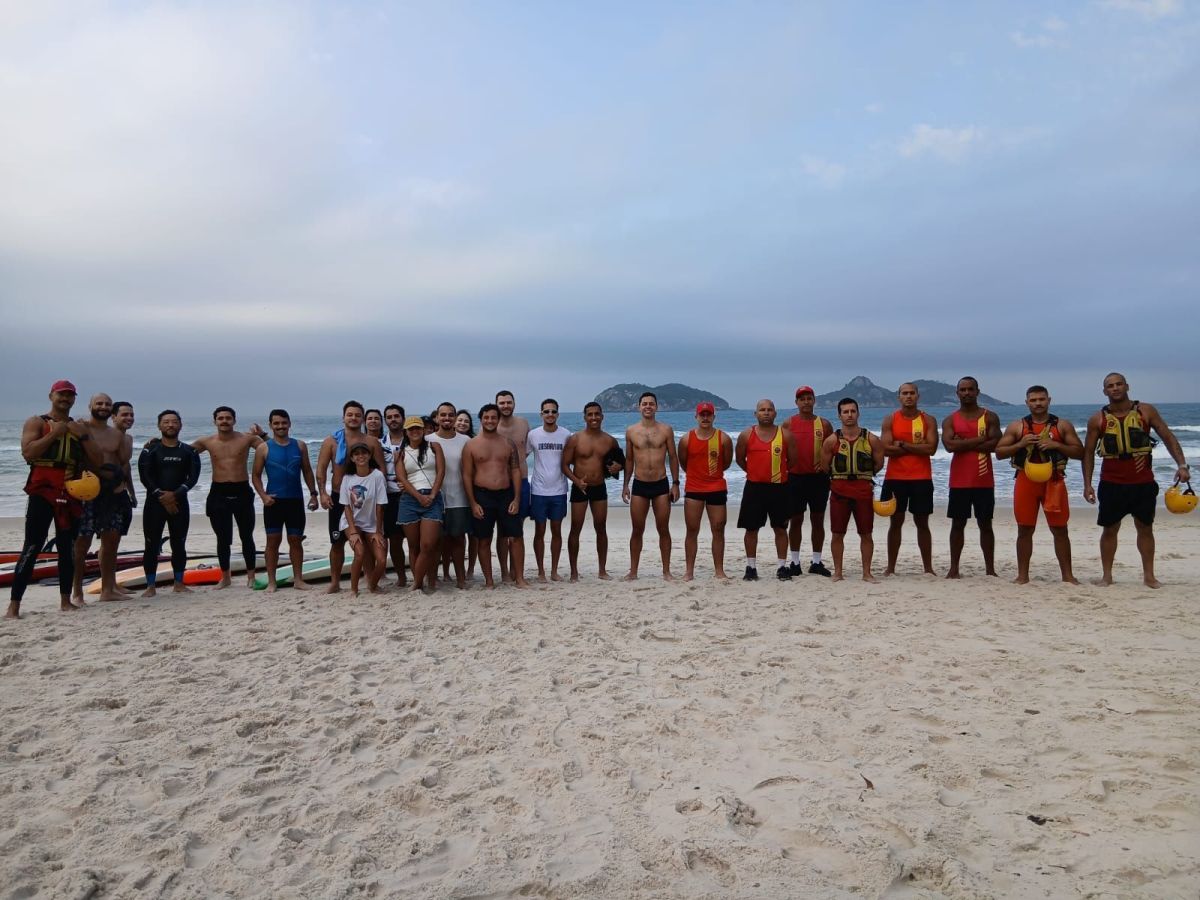 Vinte pessoas são resgatadas após vento forte na Praia do Pepê, no Rio