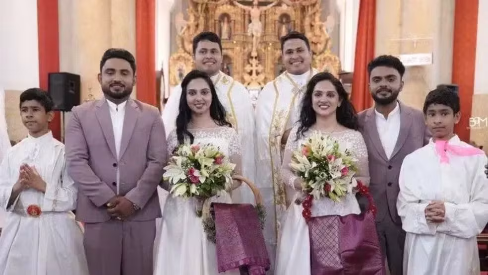 Noivos gêmeos se casam com irmãs gêmeas em cerimônia celebrada por padres gêmeos e coroinhas gêmeos