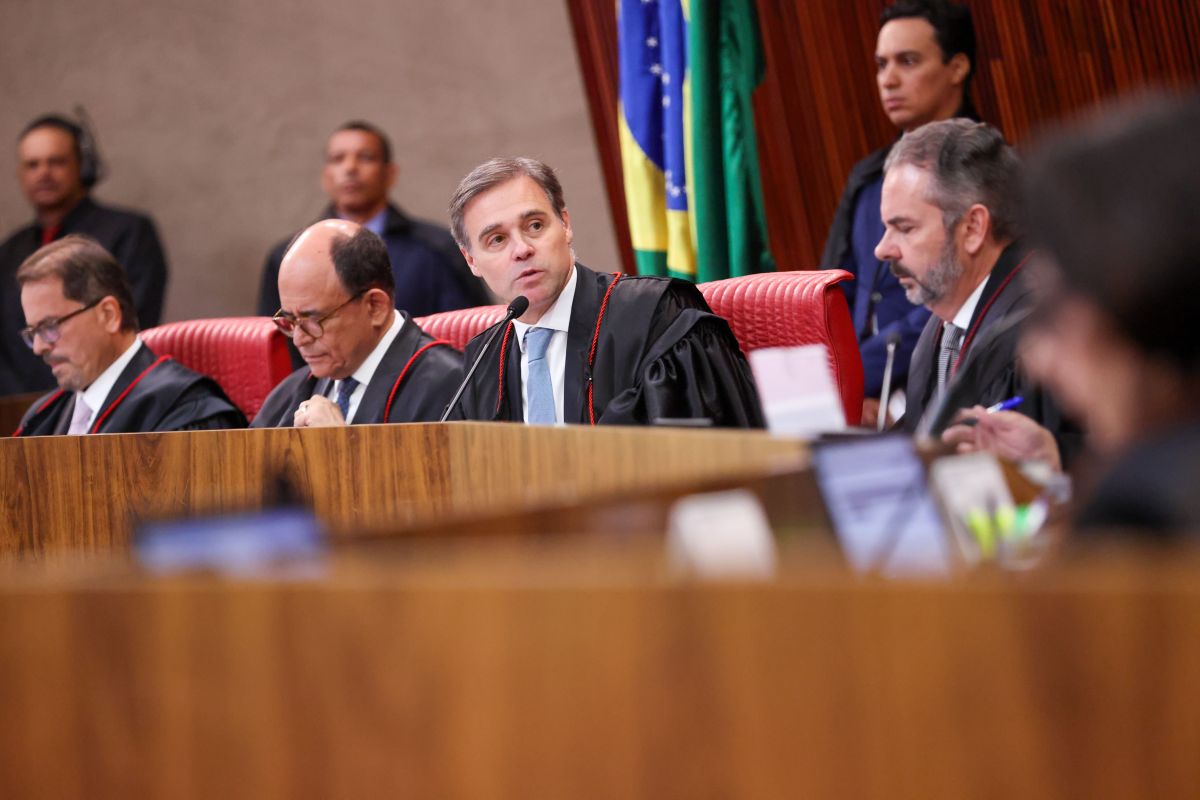 TSE determina remoção de vídeo do PT que associa vice de Flávio a estupro
