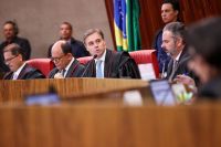 Mendonça manda tirar do ar 12 posts com IA contra Flávio Bolsonaro