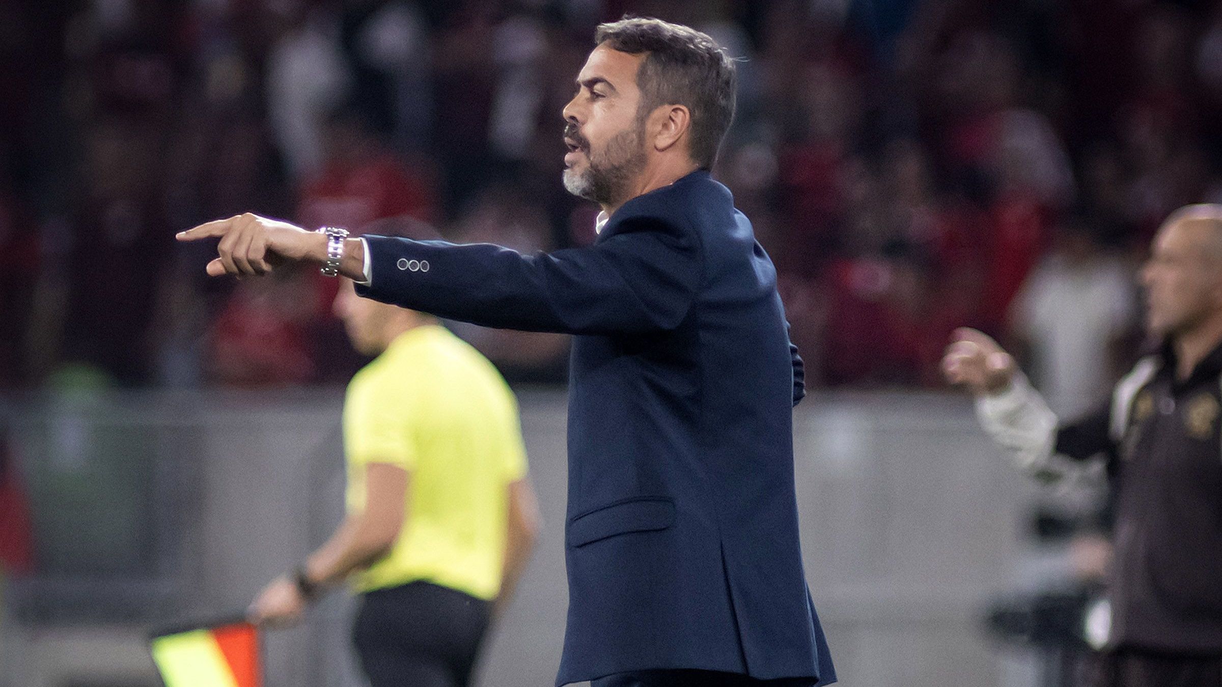 Técnico Artur Jorge em jogo do Cruzeiro contra o Flamengo • Foto: Gustavo Aleixo