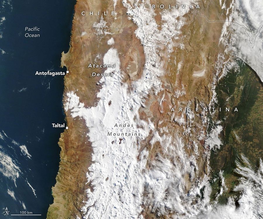 Uma camada de neve cobre uma vasta área do norte do Chile, desde os Andes até perto da costa do Pacífico, capturada nesta imagem em 19 de agosto de 2026 • Observatório da Terra da Nasa/Lauren Dauphin