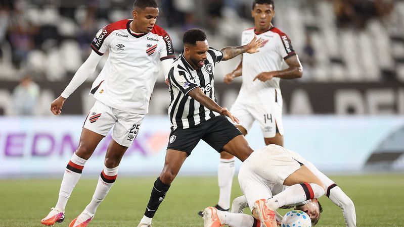 Athletico-PR vence Botafogo em jogo emocionante e se mantém na briga pelo título