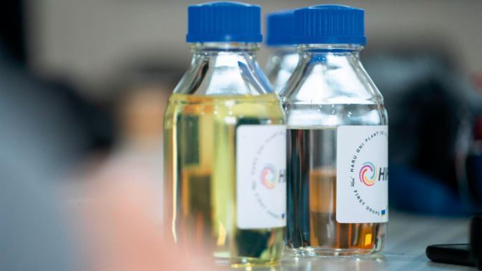 Combustível sintético "eFuel" é fabricado no Chile e visa neutralizar pegada de carbono de carros a combustão já em circulação • Divulgação / Porsche