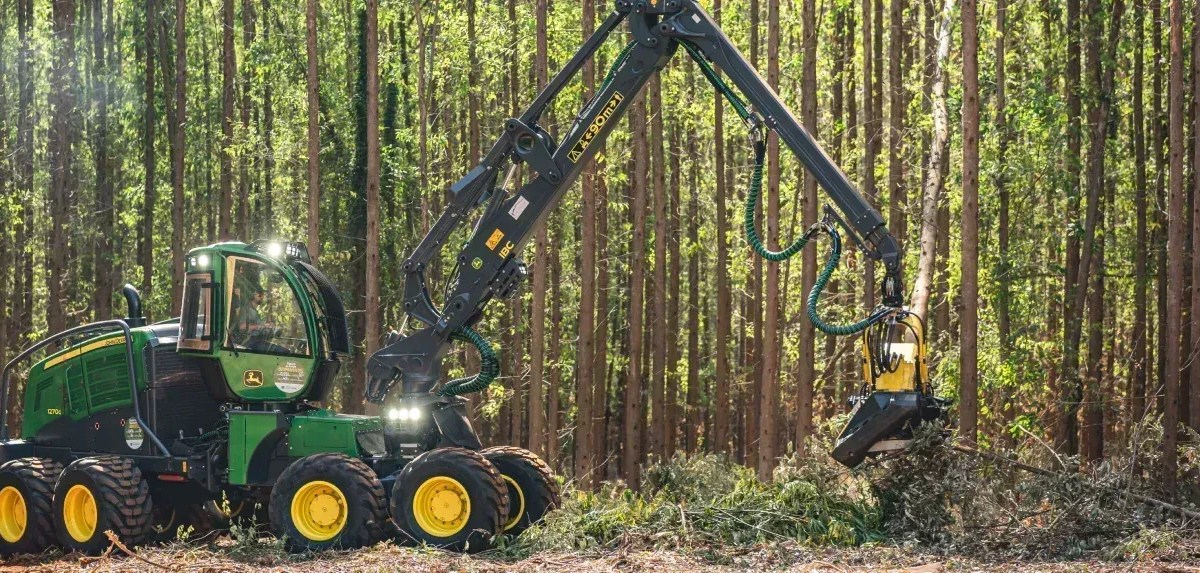 John Deere e CMAK firmam parceria para ampliar operação florestal