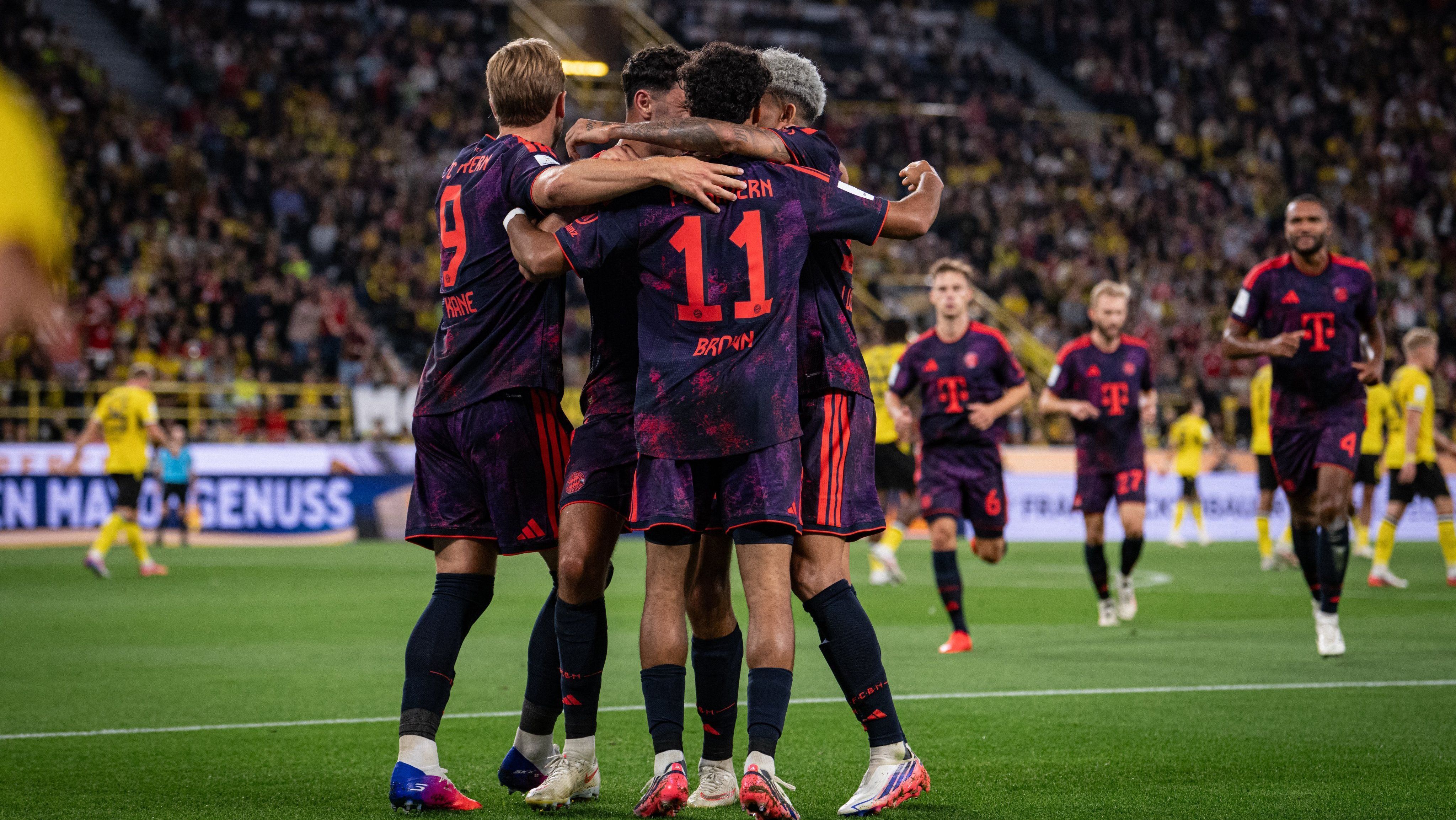 Jogadores do Bayern celebram gol sobre o Borussia Dortmund na Supercopa da Alemanha 2026