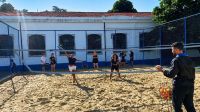 Crianças da Maré participam de projeto de beach tennis na praia do Flamengo