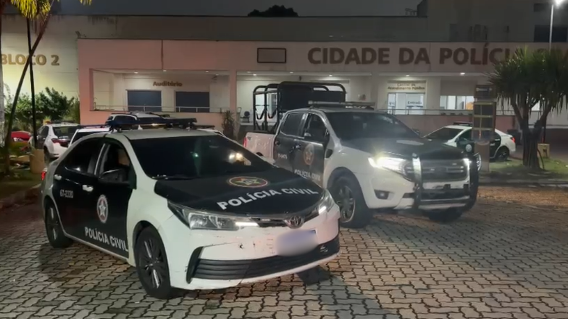 A ação cumpre dezenas de mandados de prisão nas comunidades Cinco Bocas, Pica-Pau, Cidade Alta, Parada de Lucas e Vigário Geral