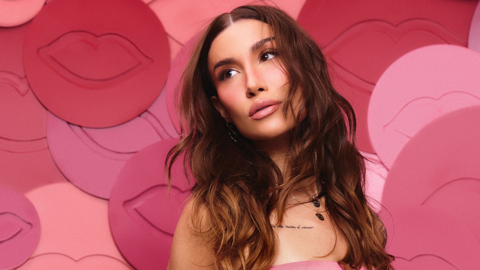 Bianca Andrade ensina maquiagem completa com produtos multifuncionais