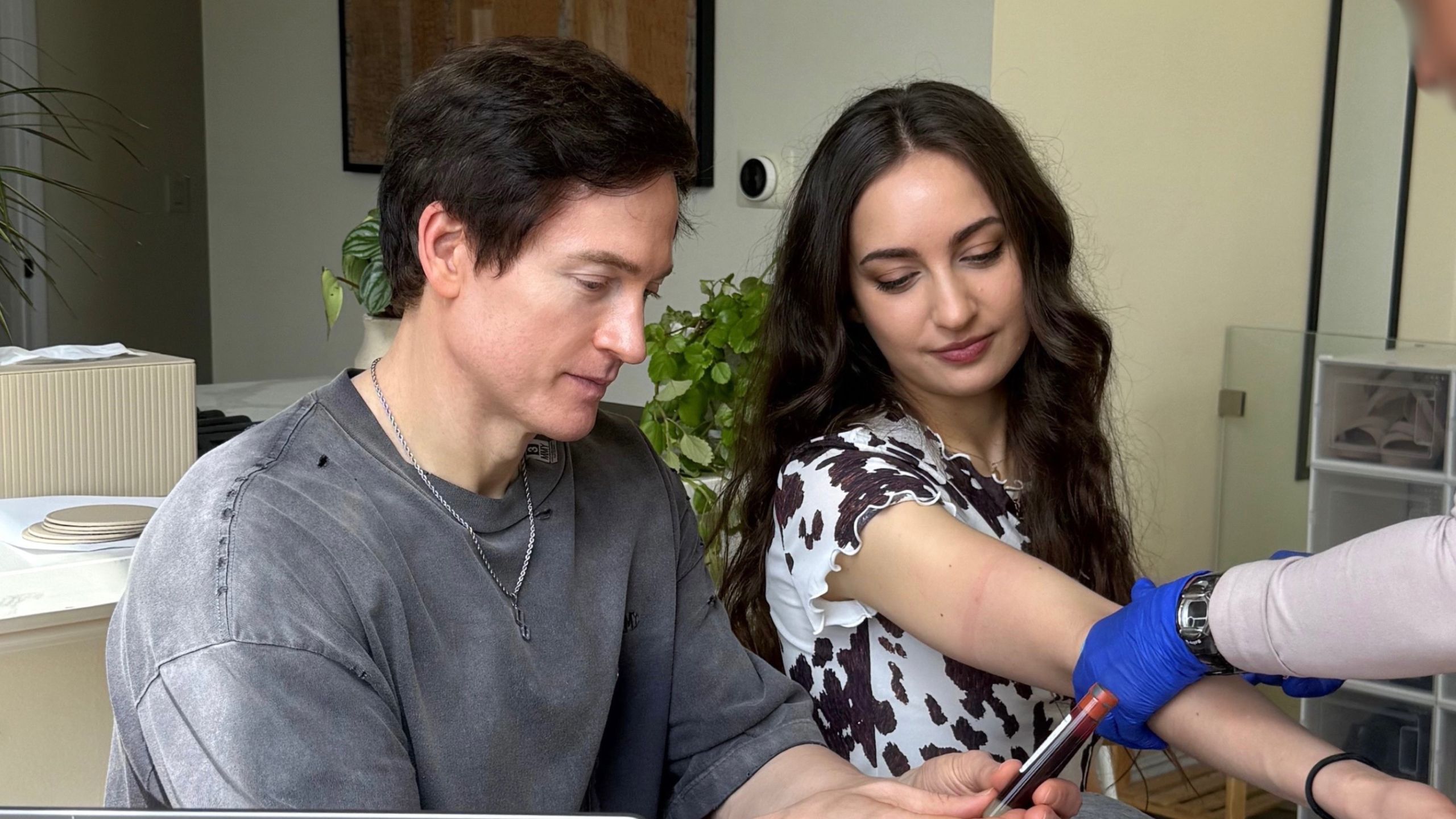 Empresário americano revela que congela sangue menstrual da namorada • Reprodução/Instagram/Bryan Jonhson/Kate Tolo · • Reprodução/Instagram/Bryan Jonhson/Kate Tolo