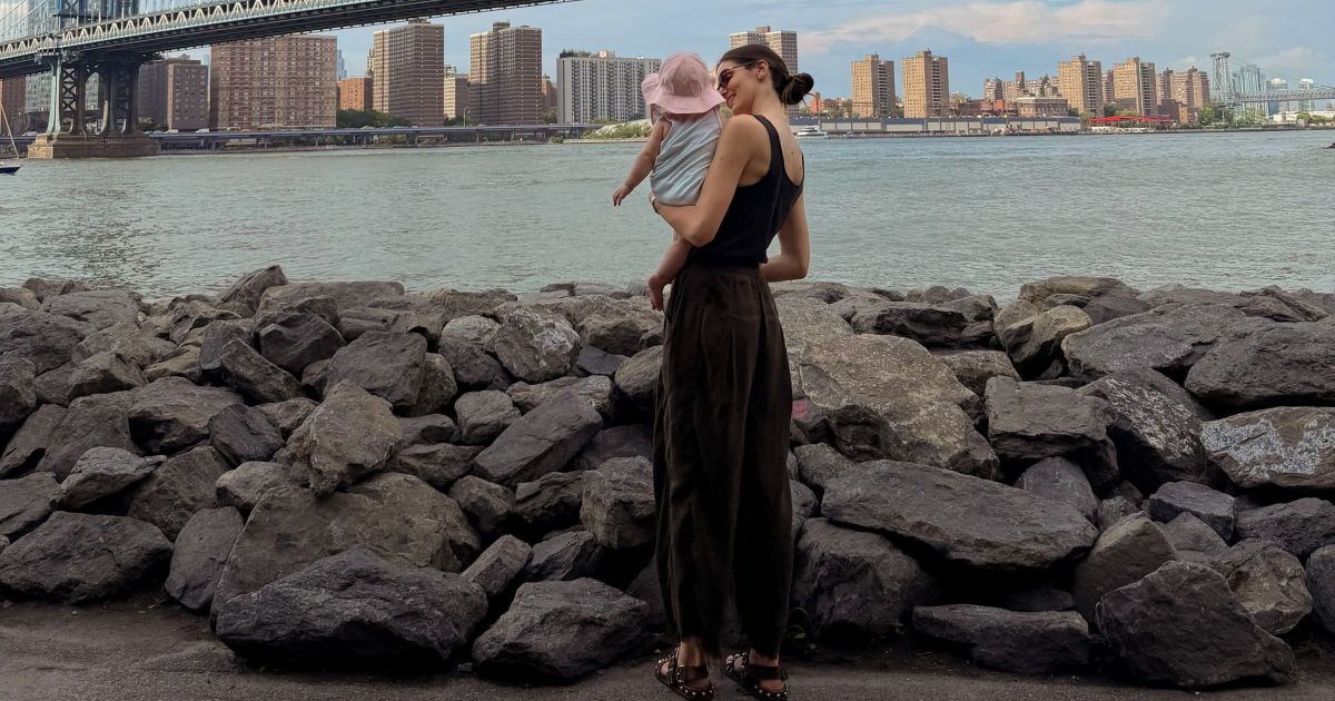 Camila Queiroz aposta em look minimalista e papete dos anos 90 em Nova York