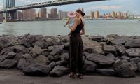 Camila Queiroz aposta em look minimalista e papete dos anos 90 em Nova York