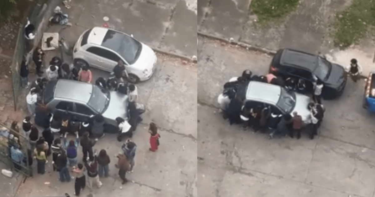 Jovens se unem e carregam carro no braço para liberar passagem em universidade em São Paulo; veja