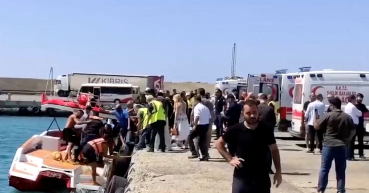 Balsa virada de cabeça para baixo no mar perto de Kyrenia