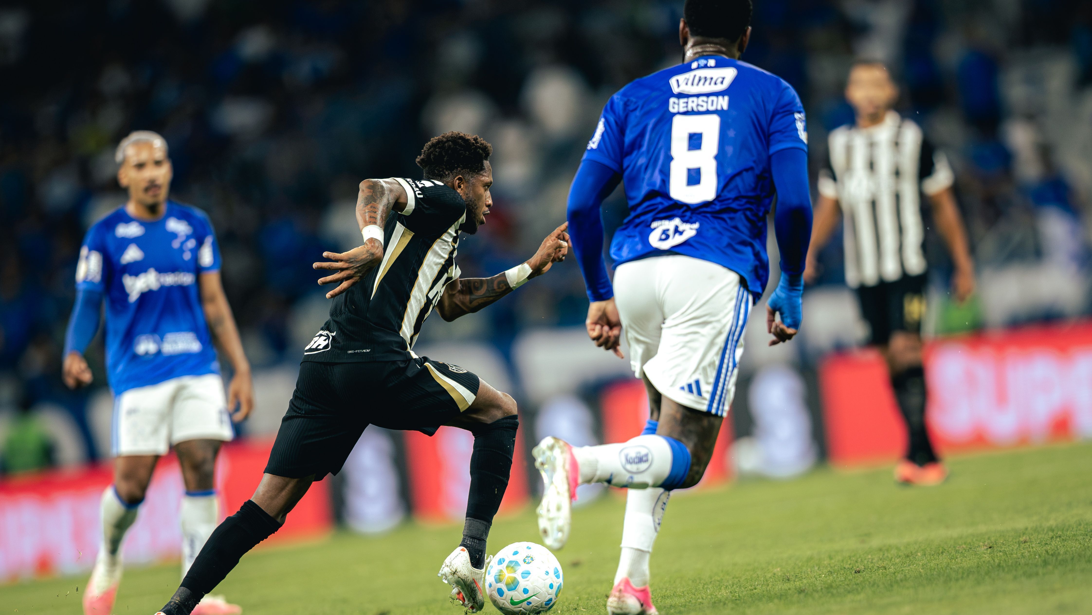 Fred do Atlético-MG conduzindo a bola