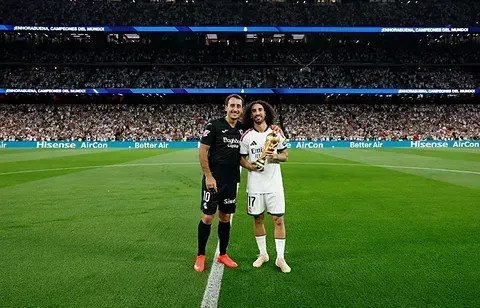 Cucurella e Oyarzabal sendo homenageados no Estádio Santiago Bernabéu • Divulgação/Real Madrid