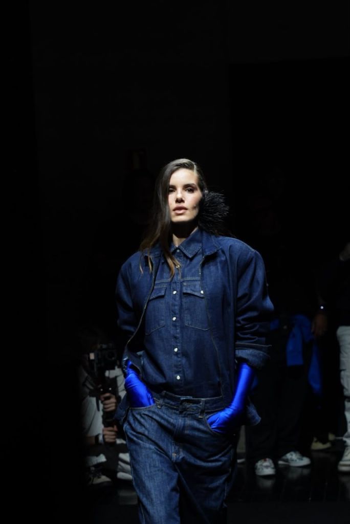 Camila Queiroz participa de desfile especial da C&A no MASP