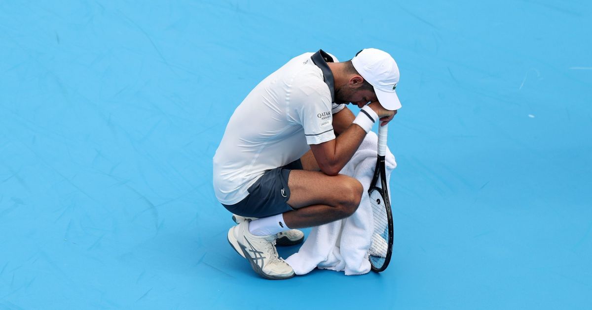 Sem jogar há um mês, Djokovic sofre com exaustão e cai em Cincinnati