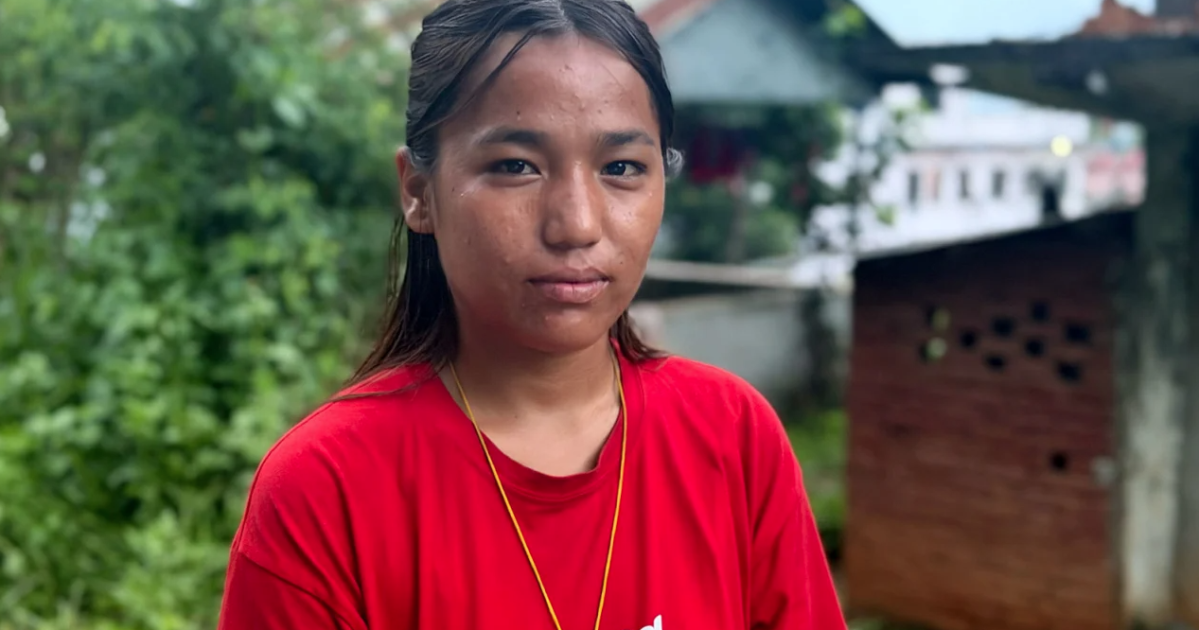 Área devastada por enchentes no Nepal com casas destruídas e lama