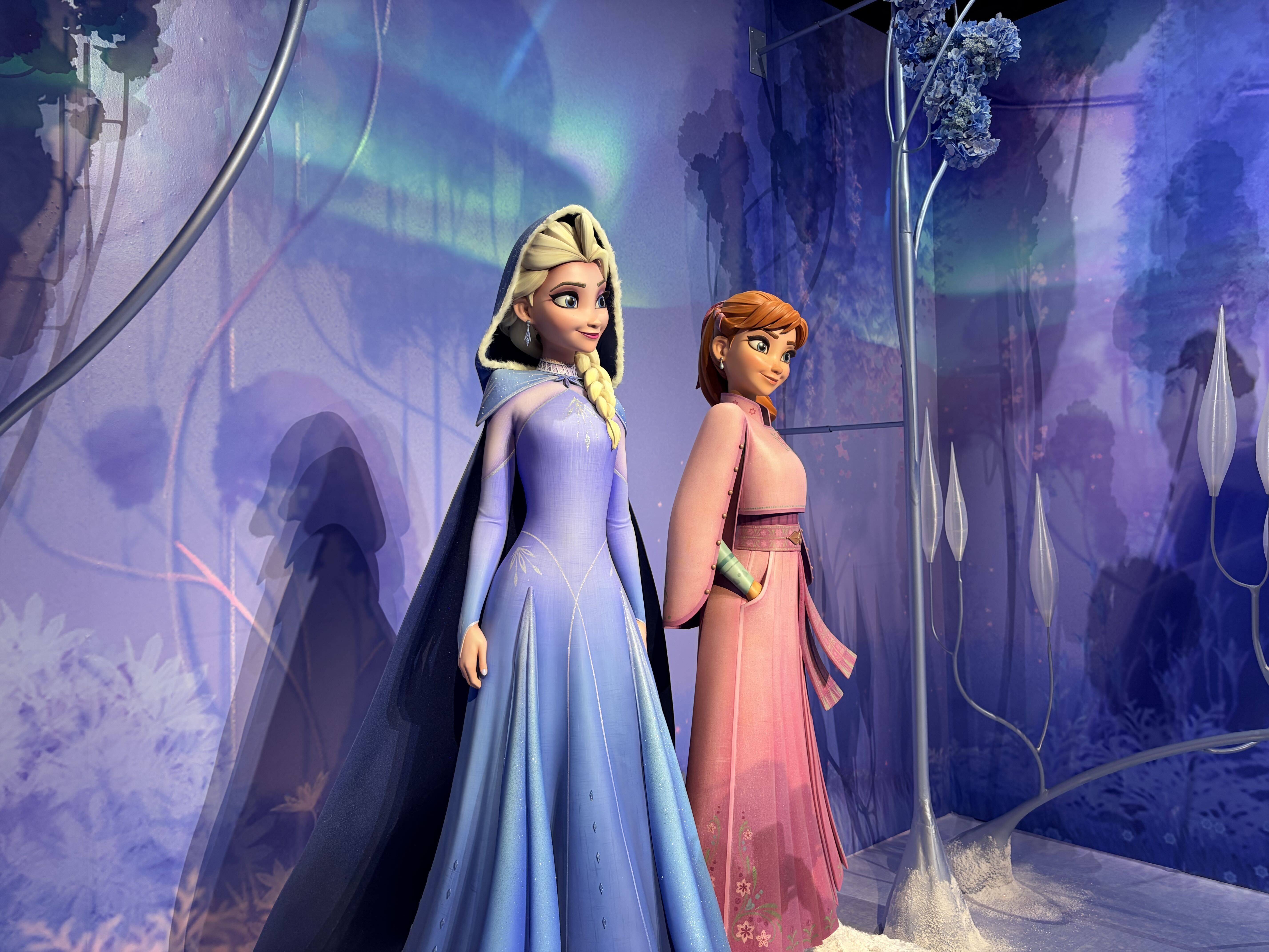 Novos visuais de Elsa e Anna em "Frozen 3" • Marina Toledo/CNN Brasil