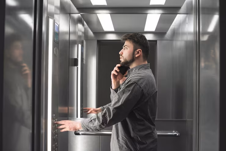 Elevador travado pode gerar reação desesperada e atrapalhar resgate; veja 3 atitudes para tomar nesta situação